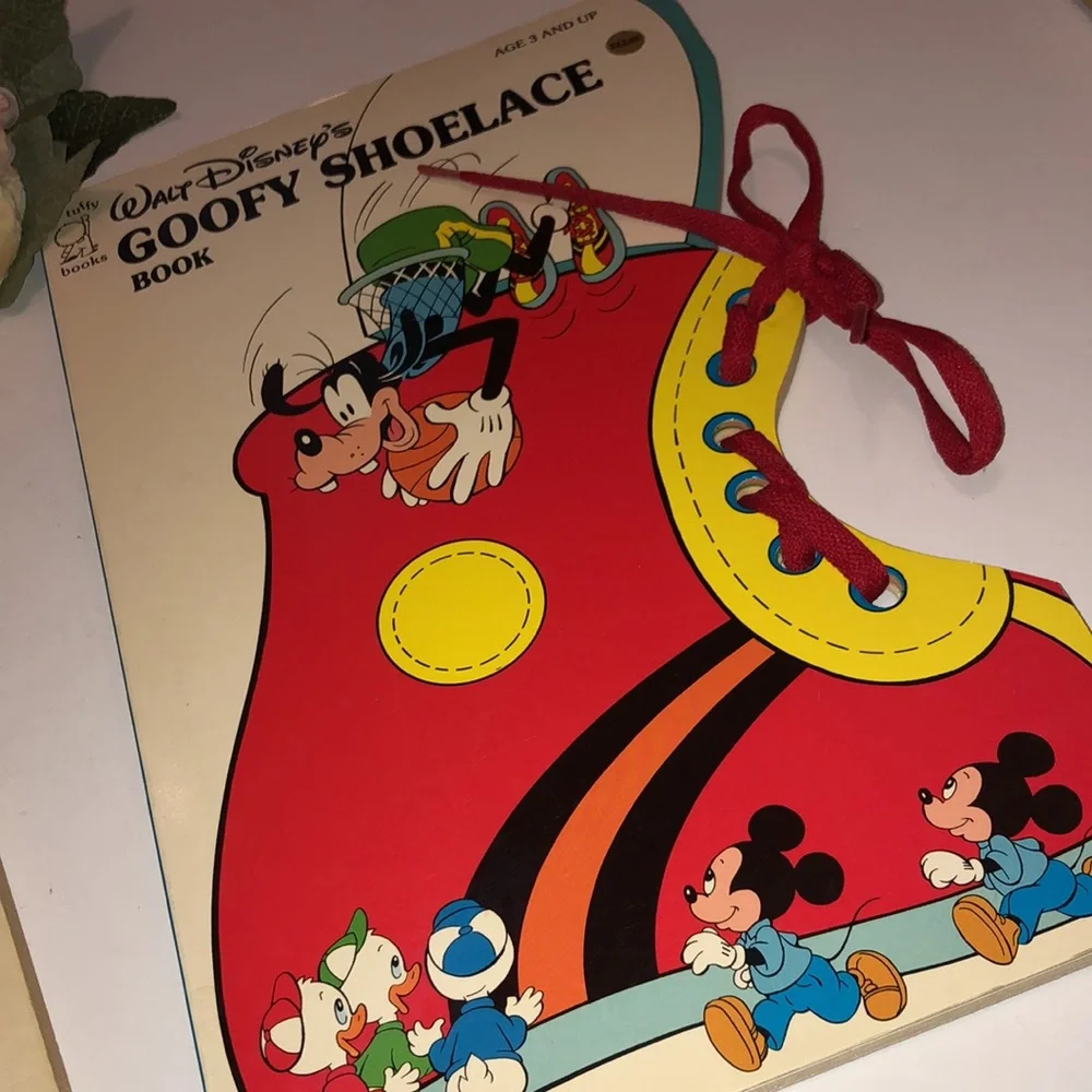 Old WALT DISNEY MICKEY MOUSE CLOCK BOOK Walt Disney Goofy Shoelace Book
